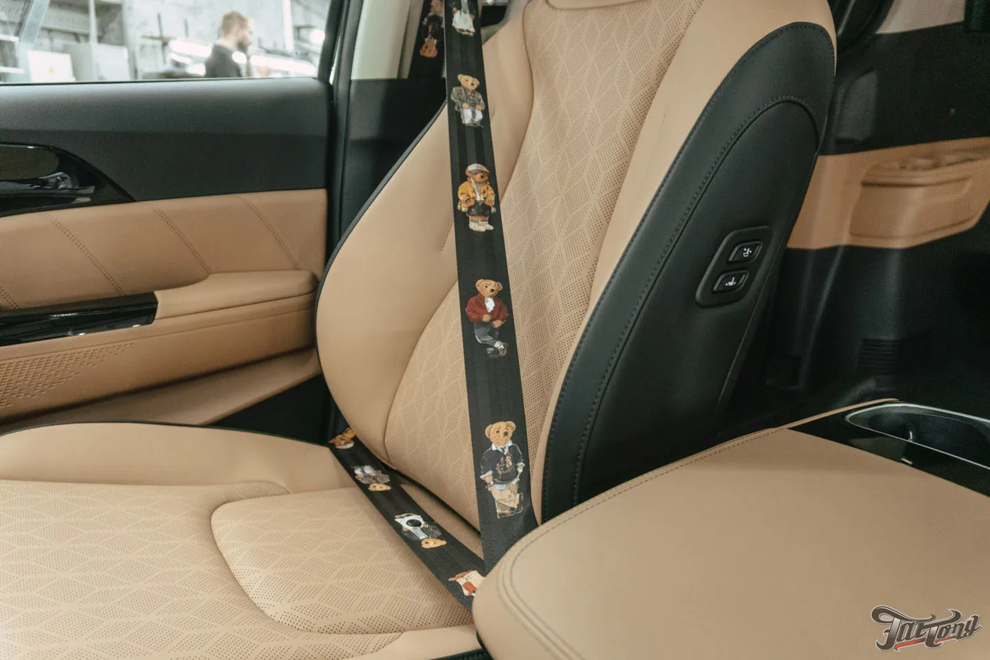 Большой проект для семейного автомобиля Kia Carnival, часть 2: оклейка матовым полиуретаном, цветные ремни, перетяжка руля, антихром, окрас суппортов, детейлинг